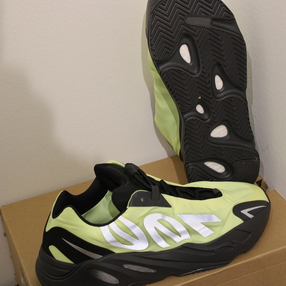 Yeezy 700 - Picture 3 of 5